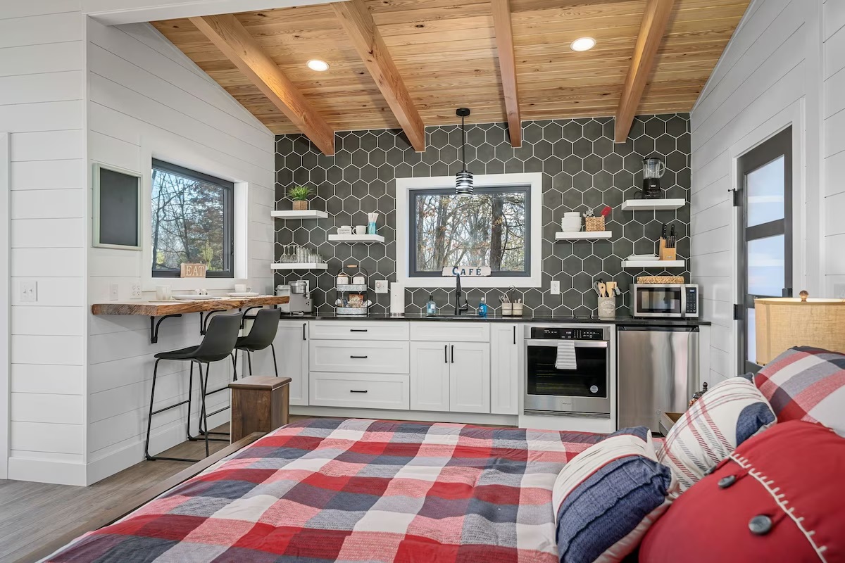 Cozy Lakeside Cabin