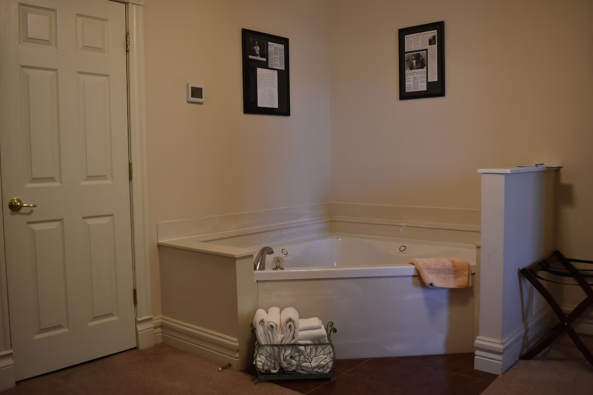 Hermann Crown Suites