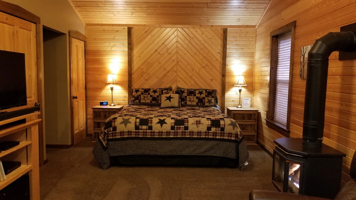 Luxury Cabin on Lake Red Rock: Pella, Iowa